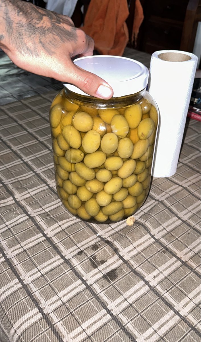 Quien iba a decir q la Felicidad era q te regalen un frasco de aceitunas