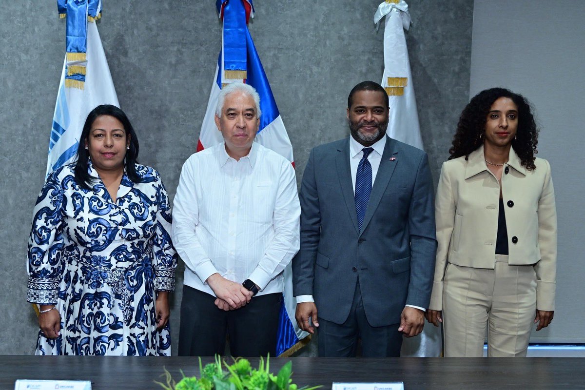 UnicaribeOnline's tweet photo. Nuestro Rector, Dr. Ricardo Ramírez, y el director de la Dirección General de Alianzas Público Privadas; Andrés Lugo, firmaron un convenio marco para colaborar en diferentes iniciativas académicas que promuevan este instrumento de gestión para el desarrollo

#UnicaribeOnline https://t.co/qw3RWbcPj5