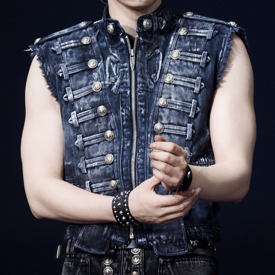 the details of jayhoon outfits omg
