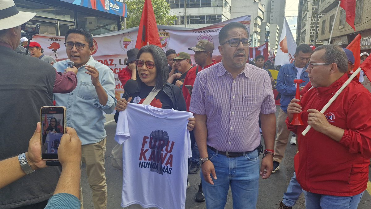 prensaceosl's tweet photo. 🧵🚩 En estos momentos, la compañera @ArellanoMarce1 se encuentra junto al Frente Unitario de Trabajadores #FUT, fortaleciendo la unidad sindical en esta jornada del #1DeMayo. ✊🔥
#DíaDelTrabajo #CEOSL #UnidadSindical https://t.co/0W0G1cvGDg