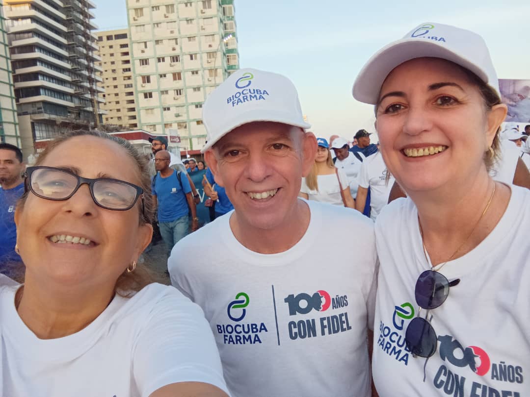 BioCubaFarma's tweet photo. Hoy desfilamos con el orgullo de quienes entregan salud, soberanía y esperanza. Cada trabajador de #BioCubaFarma lleva consigo la certeza de que la unidad del pueblo es nuestra mayor fortaleza.
#LaPatriaSeDefiende https://t.co/UvHWFxTYrm