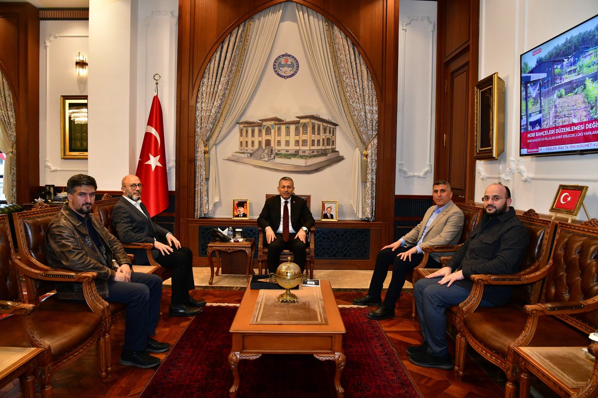 TrabzonValilik's tweet photo. Vali Tahir Şahin, Cihannüma Derneği Trabzon İl Temsilcisi İdris Aydın ve beraberindeki misafirleri kabul etti.

Ziyarette, 8-9 Mayıs tarihlerinde düzenlenecek Mahmut Celaleddin Ökten Sempozyumu hakkında bilgi paylaşımında bulunuldu. https://t.co/fLxtmBj4Jb