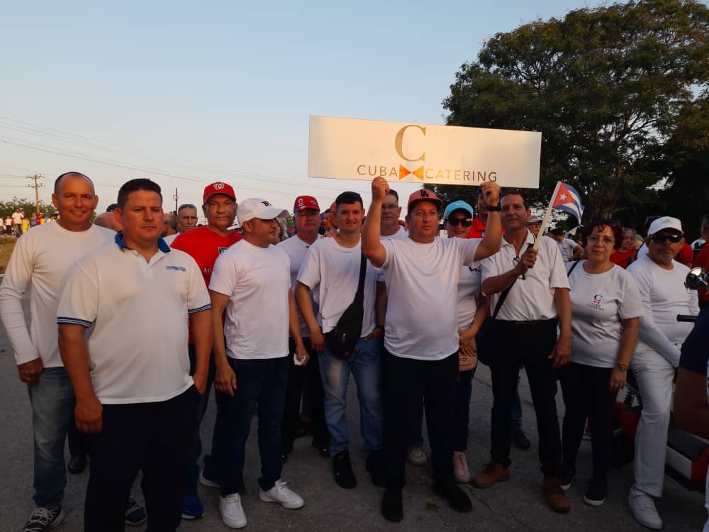 Cubacaterig's tweet photo. Dignidad. Resistencia. Creatividad. Unidad.
Eso llevamos a las plazas este #PrimeroDeMayo.
#Cubacatering SNU presente.
#LaPatriaSeDefiende 🇨🇺 https://t.co/RXc3gvgnIL