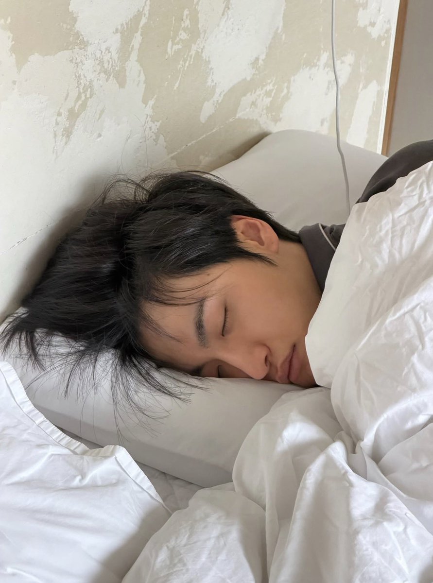 Dddmiin's tweet photo. 근데..이 사진 성화 어머니께서 아들 자고 있는게 너무 예뻐서 슬쩍 찍으셨을 생각하니까 ... 나 마음이 조금 울컥해 https://t.co/F6DfoGQBwr