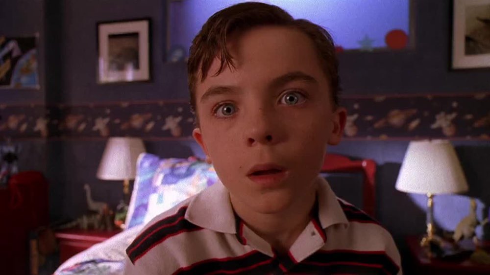 rewatching pilot and this stupid little glance at the camera he does when stevie’s telling the joke 😭