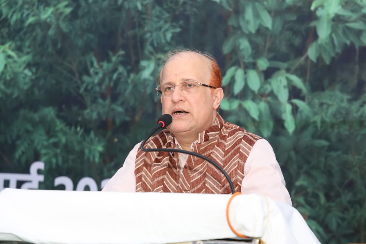 dmgwalior's tweet image. प्रकृति संरक्षण के लिए वृक्षारोपण के विचार का अंकुरण जरूरी – न्यायाधिपति श्री पाठक 
“आनंद पर्वत” पर न्यायाधिपति श्री पाठक के नेतृत्व में न्यायमूर्तिगणों एवं वरिष्ठ अधिकारियों ने रोपे फलदार पौधे 
शहर की पहाड़ियों को सिटी फॉरेस्ट विकसित कर पहनाया जा रहा है हरा आवरण 
#gwalior