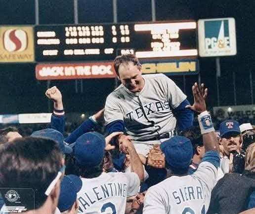 Un día como hoy, Mayo 1o pero de 1991 también se establece una marca en el béisbol muy difícil de igualar, Nolan Ryan obtiene su 7o juego sin hit ni carrera a la edad de 44 años y con 16 ponches en ese juego.

Ryan de los Rangers de Texas sometió a la ofensiva de los Toronto Blue