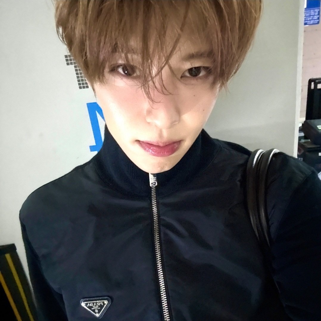 daiimmaa's tweet photo. the profile             vs            the user https://t.co/QK71hBZOzR