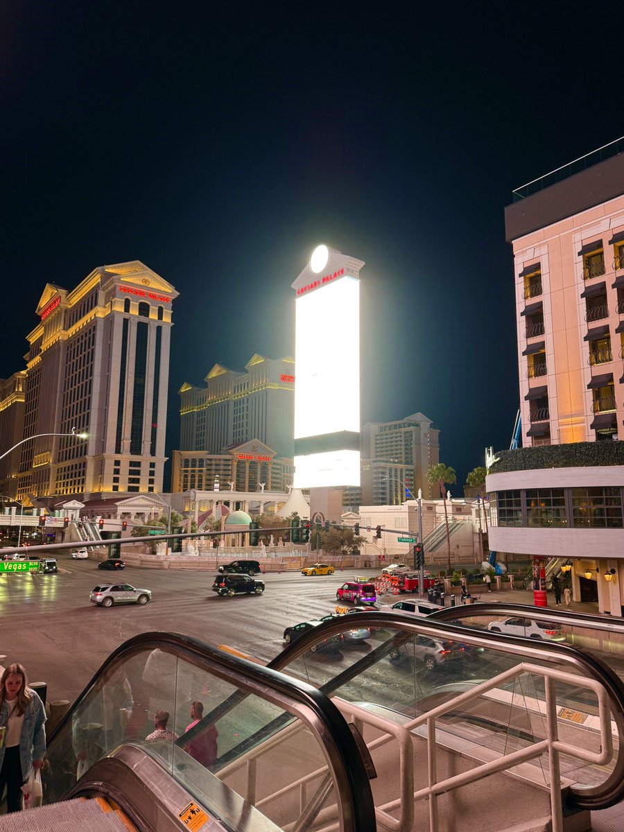 KerryBilicki's tweet photo. And you thought Horseshoe’s sign was bright. 

Caesars Palace: Hold my beer…

😵😵‍💫😠 

@VitalVegas @LasVegasLocally https://t.co/58JLktgW1K