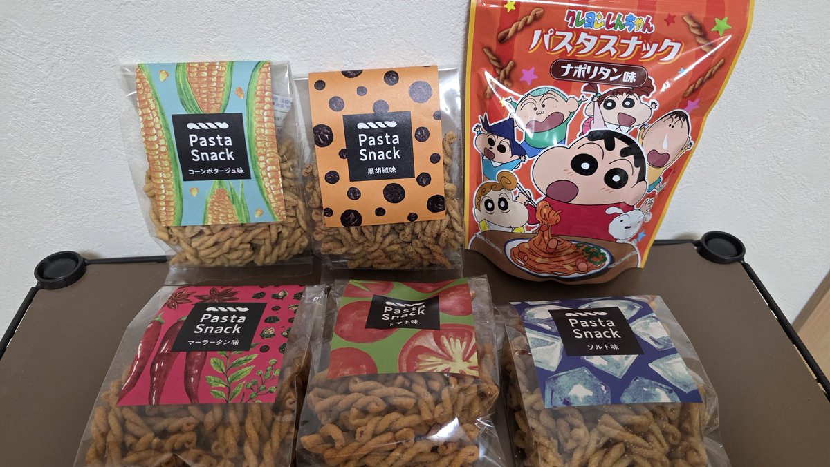 take_nesty's tweet photo. パスタスナック！

いろいろな味あるね！！

店の入口には大きなオブジェがあります。

#ぱんネスグルメスイーツ部
#三州製菓 https://t.co/SUalba4QwF