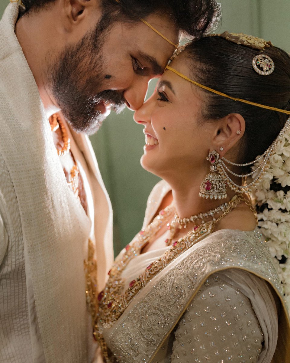 BSaiSreenivas's tweet image. In the midst of everything I've built, I found something far greater. World, meet my wife. #Kavyaamma #kavyabellamkonda 

NA PELLAM NIPPU RA 🔥

#Sreenivasakavyanam