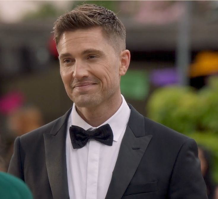 lovshughes's tweet photo. gente, se o tim estava olhando assim pra lucy no casamento da angela e secando ela demais, imagina no deles https://t.co/yDLV5cp42c
