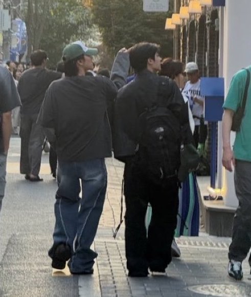 เมนเตนล์แย่มาก ตอนเห็นรูปนี้มีใครโฟกัสที่ลูกจริงๆบ้าง 90%พูดถึงแค่ว่าคนข้างๆหล่อ 5555555555555555555