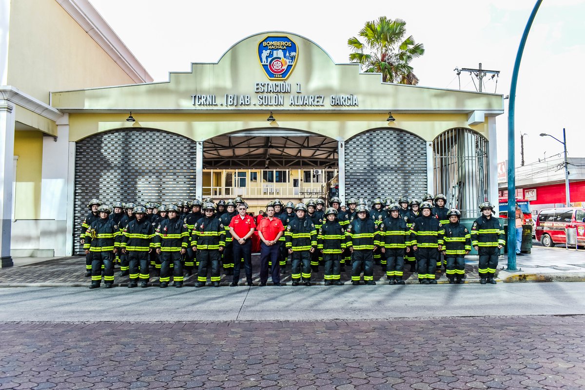 MachalaBomberos's tweet photo. Para fortalecer la seguridad y capacidad de respuesta del personal operativo, el Benemérito Cuerpo de Bomberos de Machala realizó la entrega de 100 equipos de protección estructural destinados a los bomberos que atienden emergencias y salvaguardan la vida de la ciudadanía. https://t.co/TyGtszaqnj