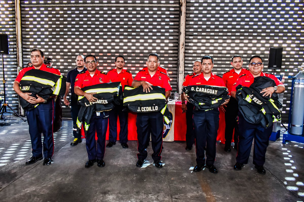 MachalaBomberos's tweet photo. Para fortalecer la seguridad y capacidad de respuesta del personal operativo, el Benemérito Cuerpo de Bomberos de Machala realizó la entrega de 100 equipos de protección estructural destinados a los bomberos que atienden emergencias y salvaguardan la vida de la ciudadanía. https://t.co/TyGtszaqnj