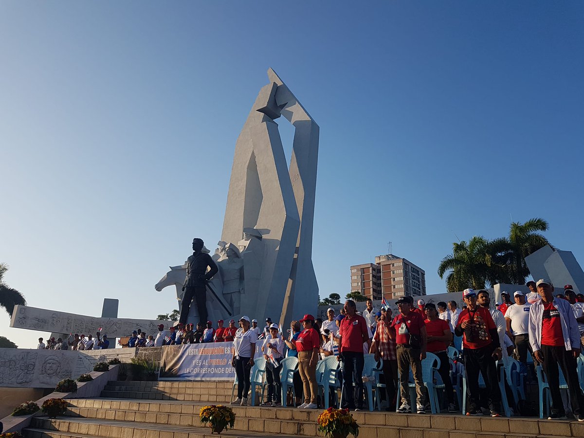 Trabajadores, obreros, campesinos, artistas, intelectuales, mujeres, jóvenes, soldados, jubilados, e integrantes organizaciones sociales y masas en Plaza Revolución Mayor General Ignacio Agramonte ratificaron en #Camagüey  #LaPatriaSeDefiende <a href="/Camaguey_CTC/">Central de Trabajadores de Cuba en Camagüey</a> <a href="/YaimyrB/">Yaimyr Victoria Basulto</a>  <a href="/RRebeldeCuba/">Radio Rebelde</a>