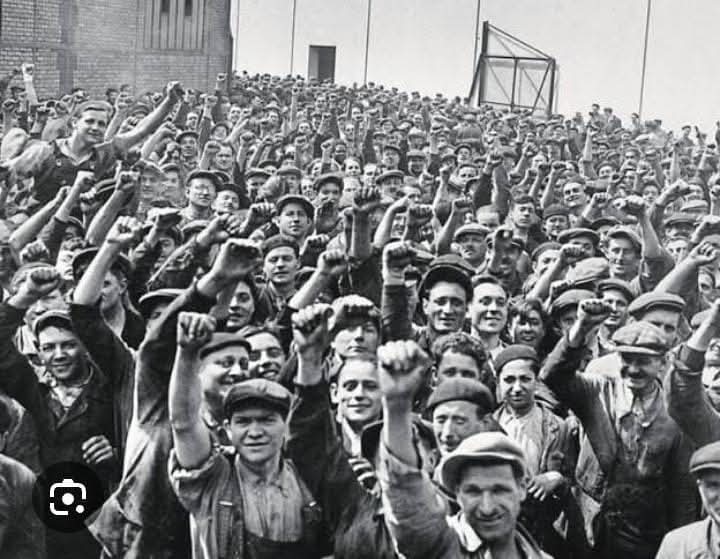 Los trabajadores y los pobres, 
solo tienen un medio 
para tener patria: 
hacer la revolución. ☭🔥🚩

-Roque Dalton-

#DíaDelTrabajo