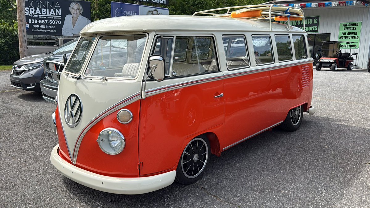 CarsCurious's tweet photo. That 23 window version ended up needing more than a tranny… ugh.. transmission adjustment. Grabbed the guy’s other bus to sell it now, and it’s definitely more dialed in. https://t.co/A6LggEpZnL