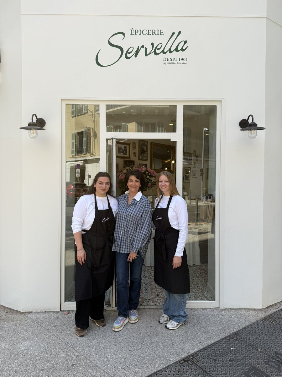 En ce 1er mai , je salue les commerçants qui travaillent et font vivre nos quartiers tout au long de l’année. 

Une mention spéciale pour la famille Servella qui vient d’ouvrir sa nouvelle épicerie au cœur de Nice !