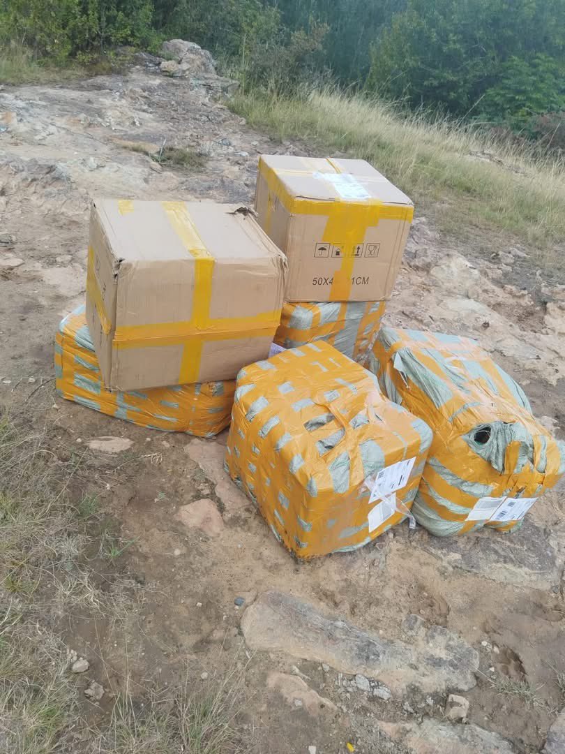 Abramjee's tweet photo. Soldiers from 10 South African Infantry Battalion disrupted suspected smuggling activity near the Ficksburg border in the Free State during a routine patrol. 

Suspects fled into Lesotho after abandoning six boxes of branded clothing and luxury goods worth nearly R2 million. 

The recovered items were handed to SAPS, while SANDF reaffirmed its commitment to combating illegal border activity.