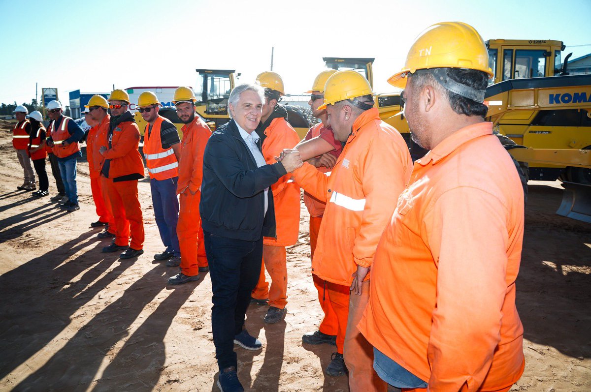 gobdecordoba's tweet image. #Ahora | El gobernador @MartinLlaryora recorre la obra de circunvalación de la ciudad de #RíoCuarto. 🏗️

👷‍♂️ Durante la visita, el mandatario provincial saludó y compartió un momento con los trabajadores que llevan adelante esta #infraestructura vial estratégica, una de las más