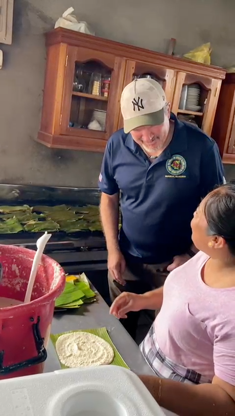 USAmbNicaragua's tweet photo. Si he aprendido algo en mi estadía acá en Nicaragua, es que el espíritu luchador nicaragüense no conoce límite. Hoy, en el Día del Trabajador, quiero reconocer y agradecer a todos los nicaragüenses trabajadores que he tenido el honor de conocer. Espero conocer muchos más de ustedes en mis próximos viajes. Los trabajadores, propietarios de pequeñas empresas y emprendedores son la columna vertebral de la economía de Nicaragua.