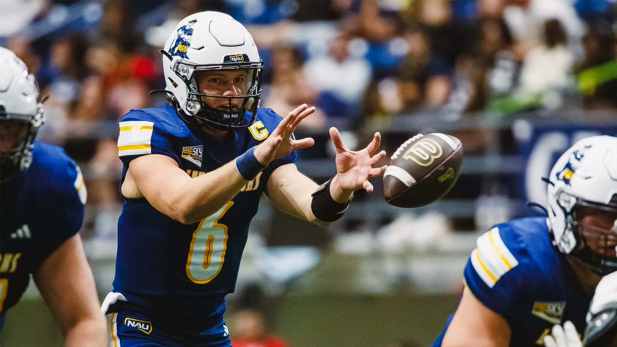 The__Bluebloods's tweet photo. 🔵#FCS QB Spotlight🔵

Ty Pennington (Northern Arizona)
▫️66% comp
▫️3,116 passing yards
▫️19 passing TDs (4 INTs)
▫️193 rushing yards (2 rushing TDs)
▫️All-Big Sky Honorable Mention (2025)
▫️Big Sky Newcomer of the Year (2024)

��: NAU Athletics https://t.co/kJOWQ9Tvjx
