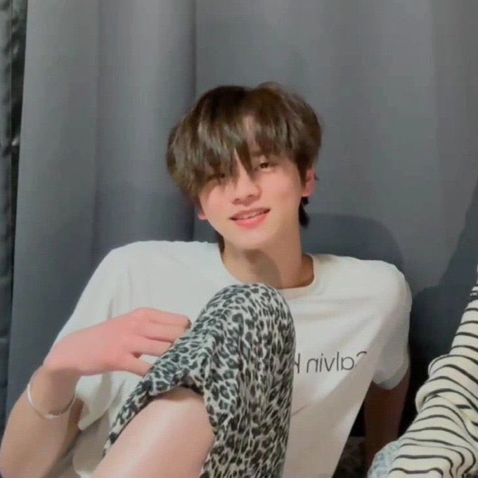 1needyuu's tweet image. “Yuy celana kamu kebawa aku ehehe🤭”
“Pantesss aja aku cariin gk ada, yaudah ayok besok ikut aku, aku beliin selusin”

#SaiSelcaDay #SSD #42SD #SHINYU  #신유 #TWS #투어스 @TWS_PLEDIS