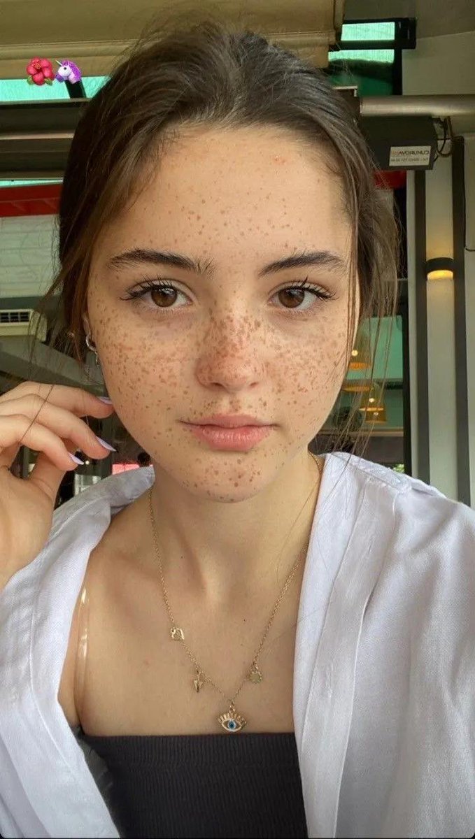 Eman5695's tweet photo. I’ve noticed that on thread people like, repost, and comment more on beautiful girls’ posts 😍✨—but when it comes to a girl with an "ugly" face, she doesn't get the same attention or support. 💔😞 Is that really fair? https://t.co/0Wi6tHR2R7