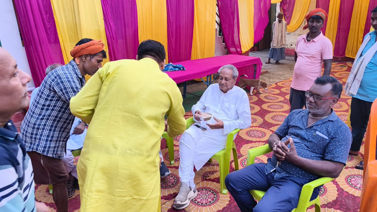 sammridh's tweet image. आज मसवास पंचायत के भेड़ीहरवा गांव में  श्री नवल बाबू जी की भतीजी के शुभ विवाह समारोह में मेरे पिताजी व सिकटा के पूर्व विधायक श्री दिलीप वर्मा जी ने सहभागिता कर नवदंपति को सुखद, समृद्ध और मंगलमय दांपत्य जीवन का आशीर्वाद प्रदान किए।

#Congratulations