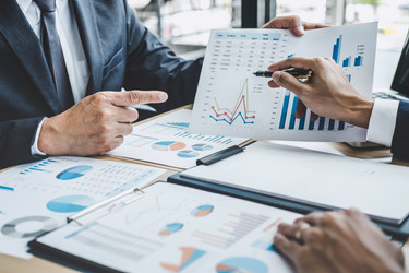 Agecor39's tweet photo. 60 à 120 jours de délai client peuvent suffire à déséquilibrer une entreprise pourtant rentable. 🗓️ Le vrai sujet n’est pas seulement le chiffre d’affaires ou la marge. Quand les ventes progressent plus vite que les encaissements, le BFR augmente, la trésorerie se tend (1/4) https://t.co/ra5dnNY77Z