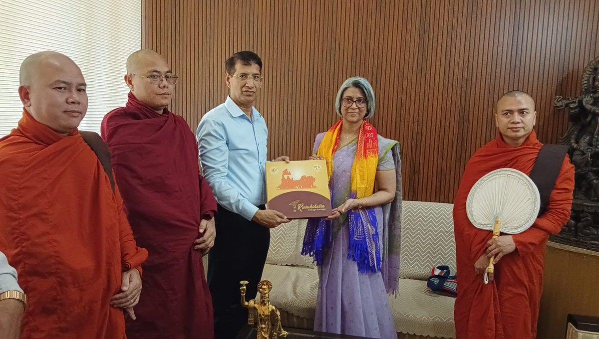 airnewsalerts's tweet image. Sri Lankan High Commissioner Mahishini Colonné visits Sri Krishna Museum in Kurukshetra on the occasion of Buddha Purnima. 

Kurukshetra Development Board Chief Executive Officer Pankaj Setia accompanied her. 

#Srilanka #Buddha #BuddhaPurnima #BuddhaPurnima2026 @PBSC_Colombo
