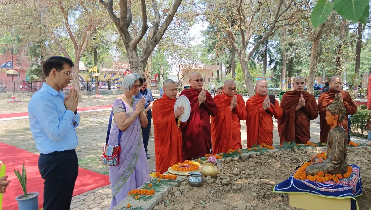 airnewsalerts's tweet image. Sri Lankan High Commissioner Mahishini Colonné visits Sri Krishna Museum in Kurukshetra on the occasion of Buddha Purnima. 

Kurukshetra Development Board Chief Executive Officer Pankaj Setia accompanied her. 

#Srilanka #Buddha #BuddhaPurnima #BuddhaPurnima2026 @PBSC_Colombo