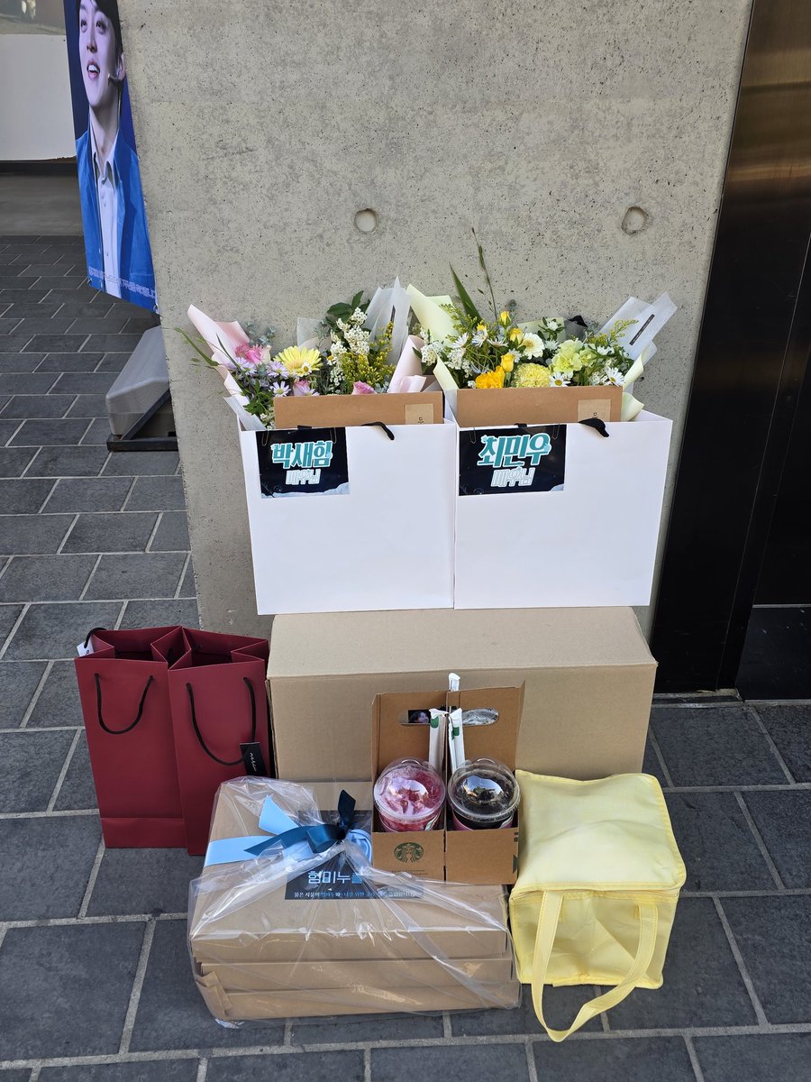 Salt_comet1812's tweet photo. 📍 배우님들과 스탭분들이 공연 전 든든하게 드실 수 있는 도시락을 전달 드렸습니다.

배우님들의 스벅 음료pick도 함께 공개합니다. https://t.co/s7N7y0rh0l