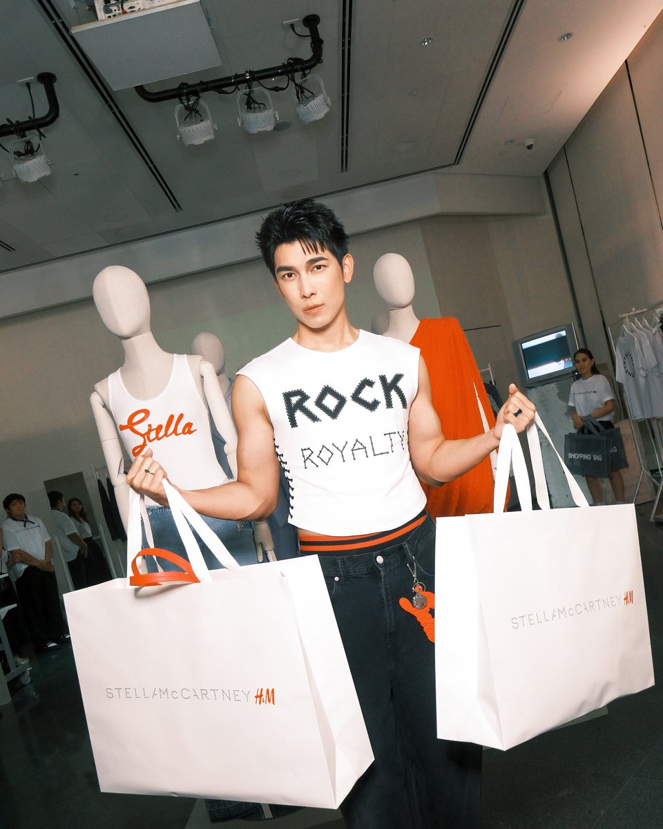 MssTrending's tweet image. IG: MewSuppasit Update 📸

Rocking the @StellaMcCartney x @hm show last night. So glad to be part of such an iconic moment here in Manila

#StellaMcCartneyHM
#HM
#HMThailand 
#HMThailandxMEW

MEW HM PHILIPPINES

#StellaMcCartneyHMxMEW
#StellaMcCartneyHM
#MewSuppasit
@MSuppasit