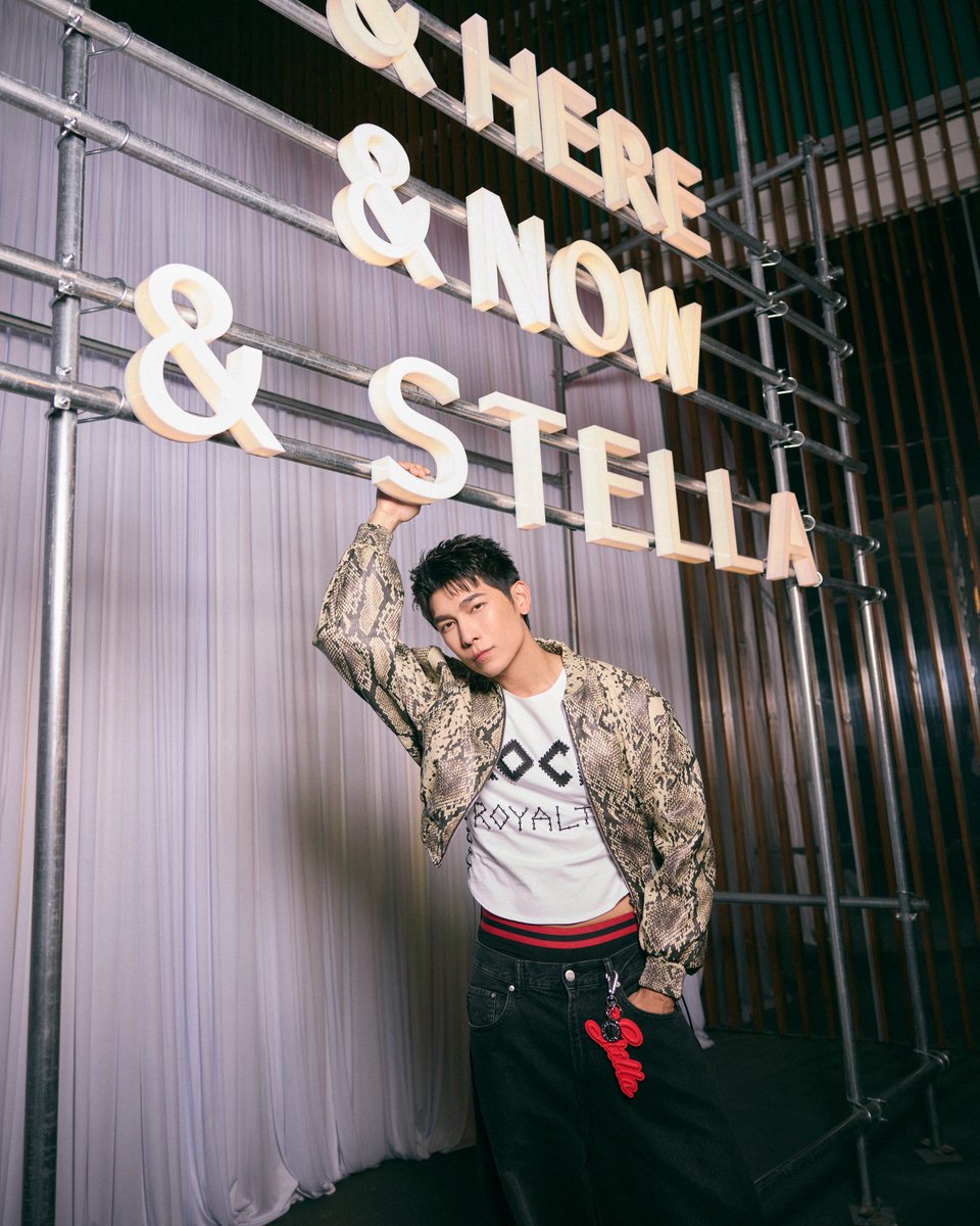 MssTrending's tweet image. IG: MewSuppasit Update 📸

Rocking the @StellaMcCartney x @hm show last night. So glad to be part of such an iconic moment here in Manila

#StellaMcCartneyHM
#HM
#HMThailand 
#HMThailandxMEW

MEW HM PHILIPPINES

#StellaMcCartneyHMxMEW
#StellaMcCartneyHM
#MewSuppasit
@MSuppasit