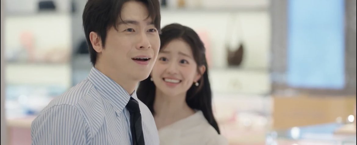 namjhyuns's tweet image. Huiju is really handing over her shares and life’s work to her brother. I know she’s operating under the idea that she will return to her company but I am pretty sure deep down she knows she is choosing a path where there’s no coming back.

#PerfectCrown #kdrama
#IU #ByeonWooSeok