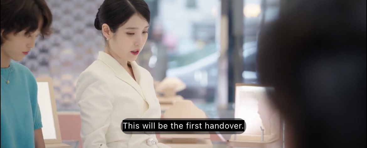 namjhyuns's tweet image. Huiju is really handing over her shares and life’s work to her brother. I know she’s operating under the idea that she will return to her company but I am pretty sure deep down she knows she is choosing a path where there’s no coming back.

#PerfectCrown #kdrama
#IU #ByeonWooSeok