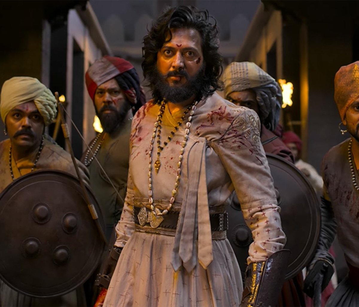 KraantiKumar's tweet image. अकबर और जहांगीर पर मुगले ए आज़म फ़िल्म बनी, जिसे बनाने में 10 साल लग गए.

संजय लीला भंसाली ने बाजीराव पेशवा पर फ़िल्म बनाई.

हिन्दी सिनेमा ने जानबूझकर छत्रपति शिवाजी महाराज पर कोई फिल्म नही बनाई. एक तरह से बॉलीवुड के Savarna जमात ने बॉयकॉट कर रखा था.

रितेश देशमुख ने शिवाजी