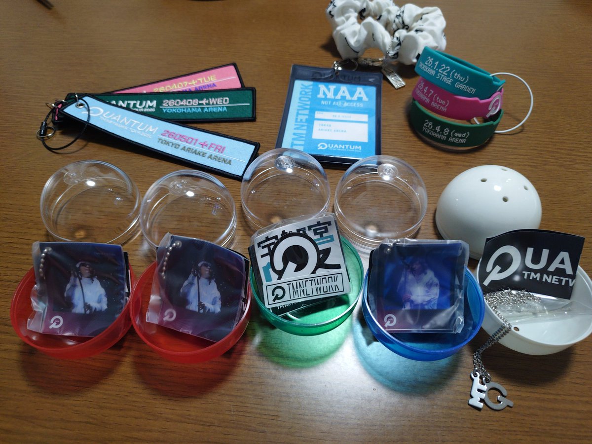 320ASUKA's tweet photo. 家帰ってガチャ全部開けたらネックレス以外全部ウツでした(笑)
しかも１種類は被った…
ウツのとこのガチャだったからかなぁ(；・∀・)
あ、ステッカーは全員のが入ってるのね…ε-(´∀｀*)ﾎｯ
#TMNETWORK
#QUANTUM https://t.co/r59anc0cYV