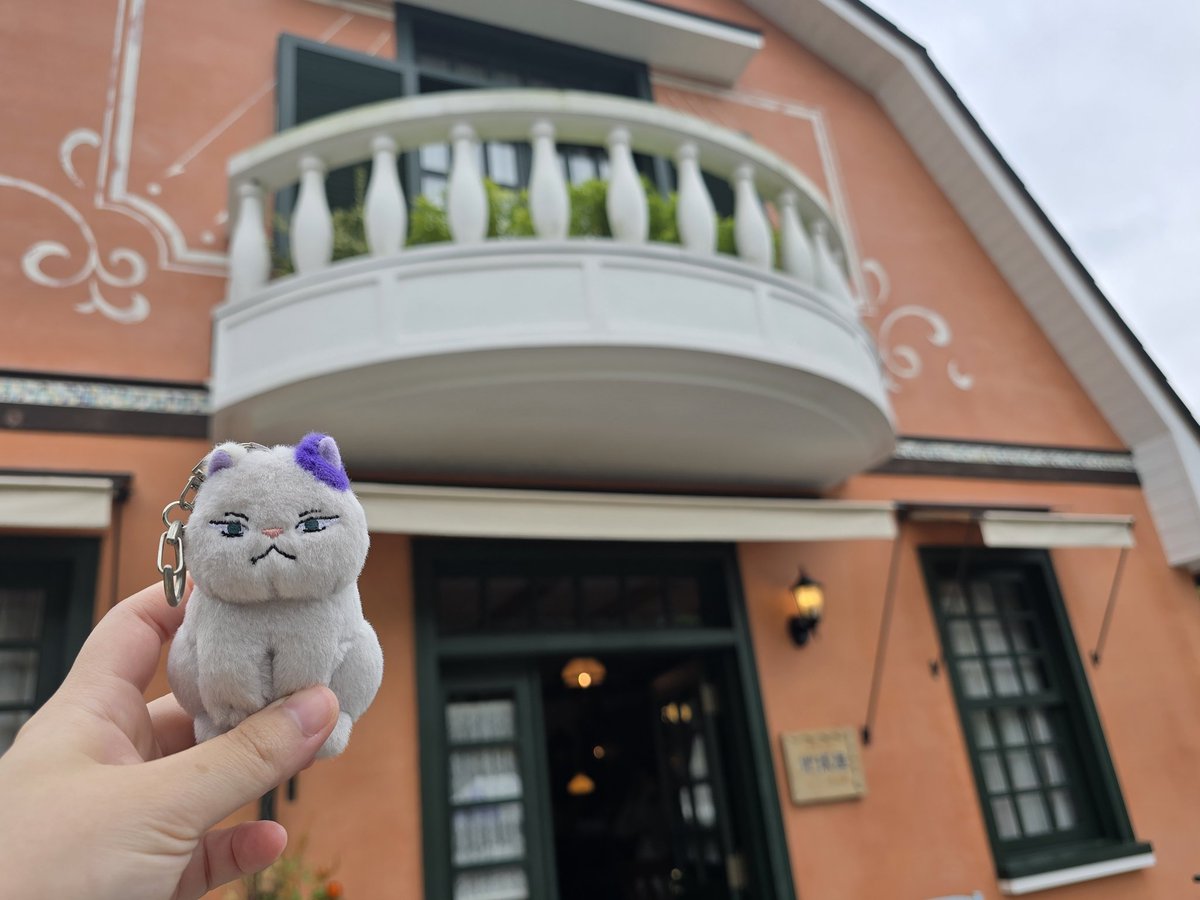 reon426m's tweet photo. ジブリパークの青春の丘で地球屋の前に
おそらく聖司くんの自転車があったから
ミニムーンおかせてもらった🐈️
#耳をすませば https://t.co/lEQEEYpt2s