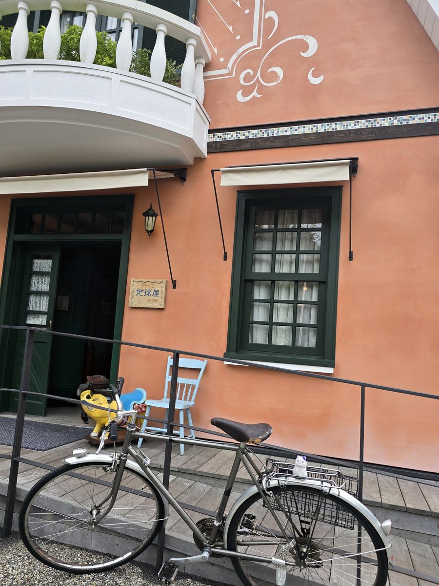 reon426m's tweet photo. ジブリパークの青春の丘で地球屋の前に
おそらく聖司くんの自転車があったから
ミニムーンおかせてもらった🐈️
#耳をすませば https://t.co/lEQEEYpt2s