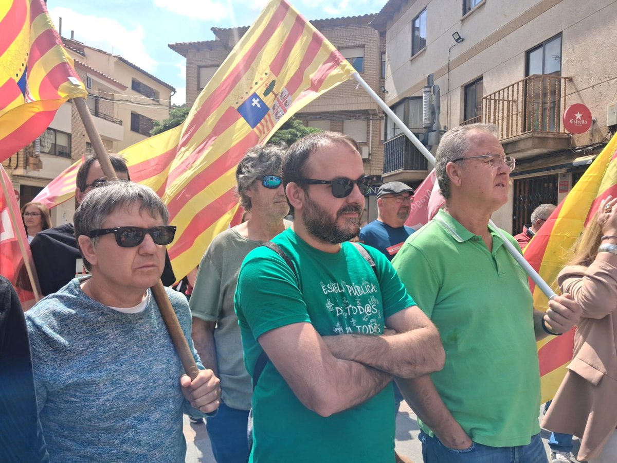 TeruelExiste_'s tweet image. En el #1deMayo2026 reivindicamos una transición justa real para #Andorra y reclama trabajadores para garantizar el futuro del #rural.
Representantes de la formación política y del Movimiento ciudadano asisten a la concentración y lectura del manifiesto en #Teruel y Andorra