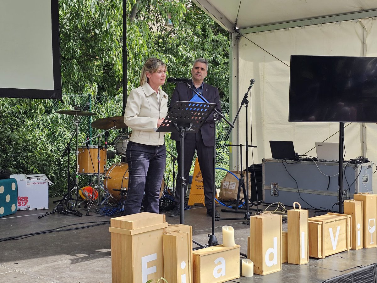 Dipta_cat's tweet photo. 🍷🍇#Falset acull aquest cap de setmana la 31a edició de la @firadelvifalset.
👉La presidenta de la @Dipta_cat, @nllaurado, ha participat a l'acte d'inauguració d'aquesta edició, que compta, un any més, amb la col.laboració de la #Dipta.
#DiptaSuma https://t.co/99iNM2FUUx