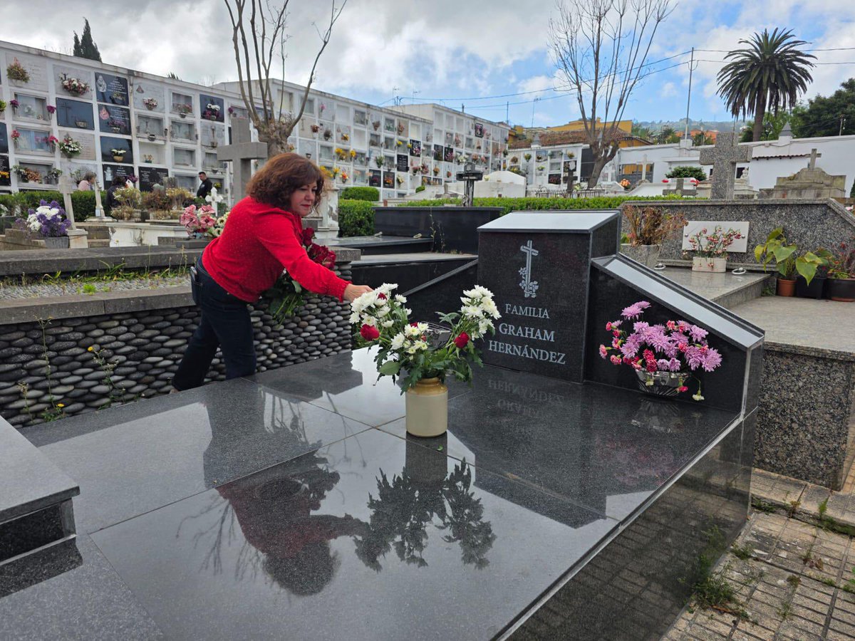 TacorontePsoe's tweet photo. 🌹Hoy, 1º de Mayo, desde el Psoe de Tacoronte hemos cumplido con una de nuestras tradiciones más sentidas. Hemos compartido un emotivo momento juntos y juntas en el cementerio, para rendir homenaje a quienes nos precedieron en la lucha por los derechos y las libertades. 🧶 https://t.co/BZyA2BdDEY
