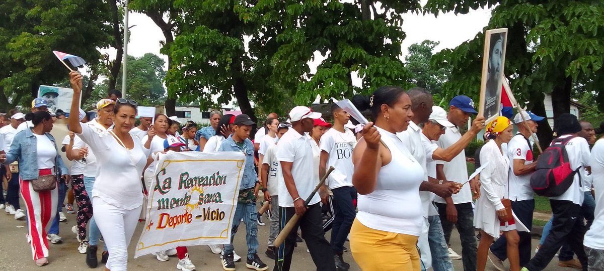 Radio8SF's tweet photo. Presente  De Pie Y Combatiendo; los trabajadores del Movimiento Deportivo  en la  fiesta del ploretariado Nacional, Desfile  en saludo al 1ero de Mayo #INDERIIFrente #SantiagoDeCuba #SegundoFrenteDePieYCombatiendo https://t.co/zbhhiHme0u