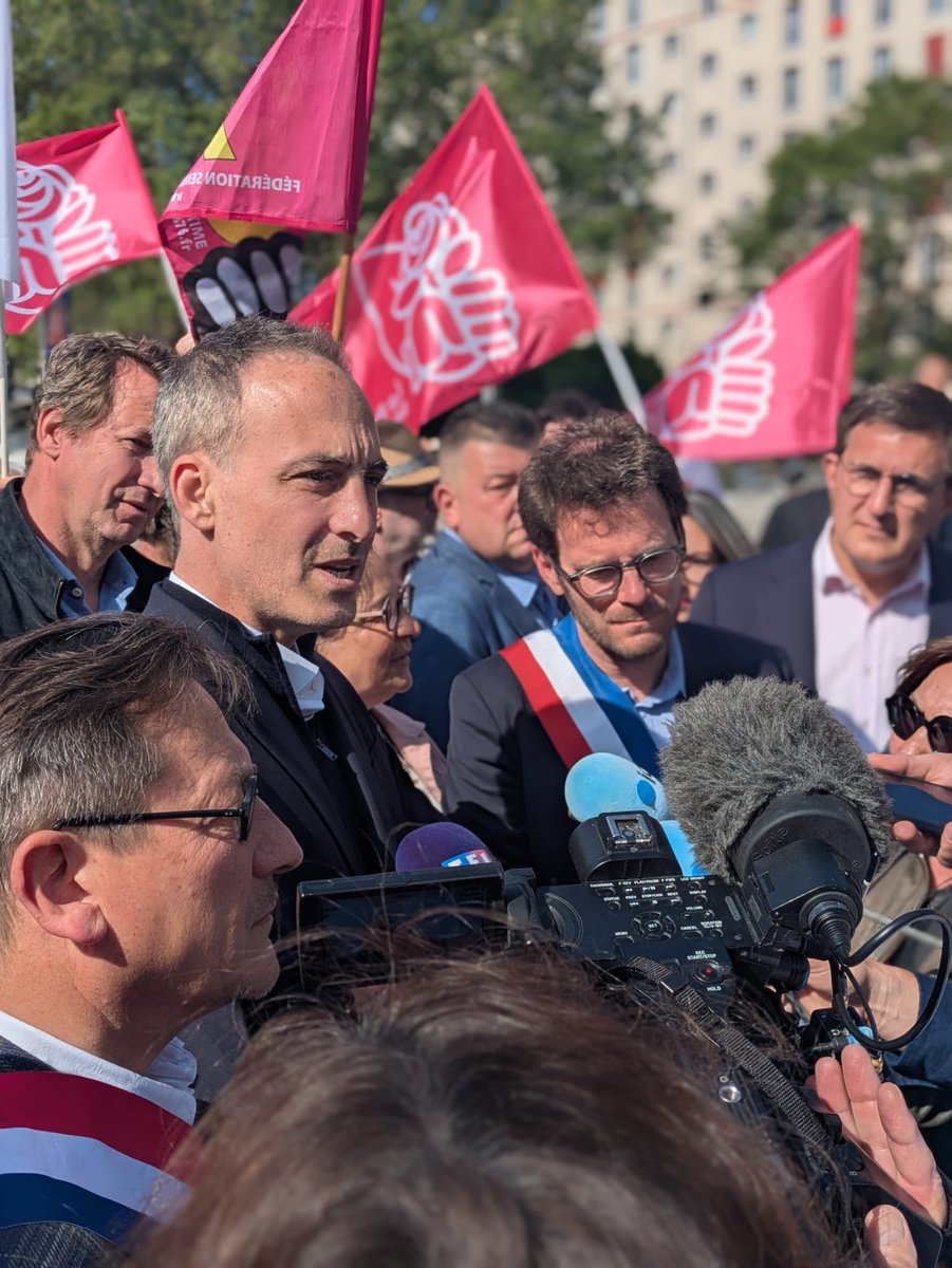 ps_slr's tweet photo. ✊ Le 1er mai, ce n’est pas la fête du travail : c’est avant tout la fête des travailleurs et des travailleuses. 
🤝 Nous étions nombreux dans les rues, aux côtés de Raphaël Glucksmann et Yannick Jadot pour célébrer nos victoires dans les luttes sociales et poursuivre nos combats https://t.co/y1srGKcgTW