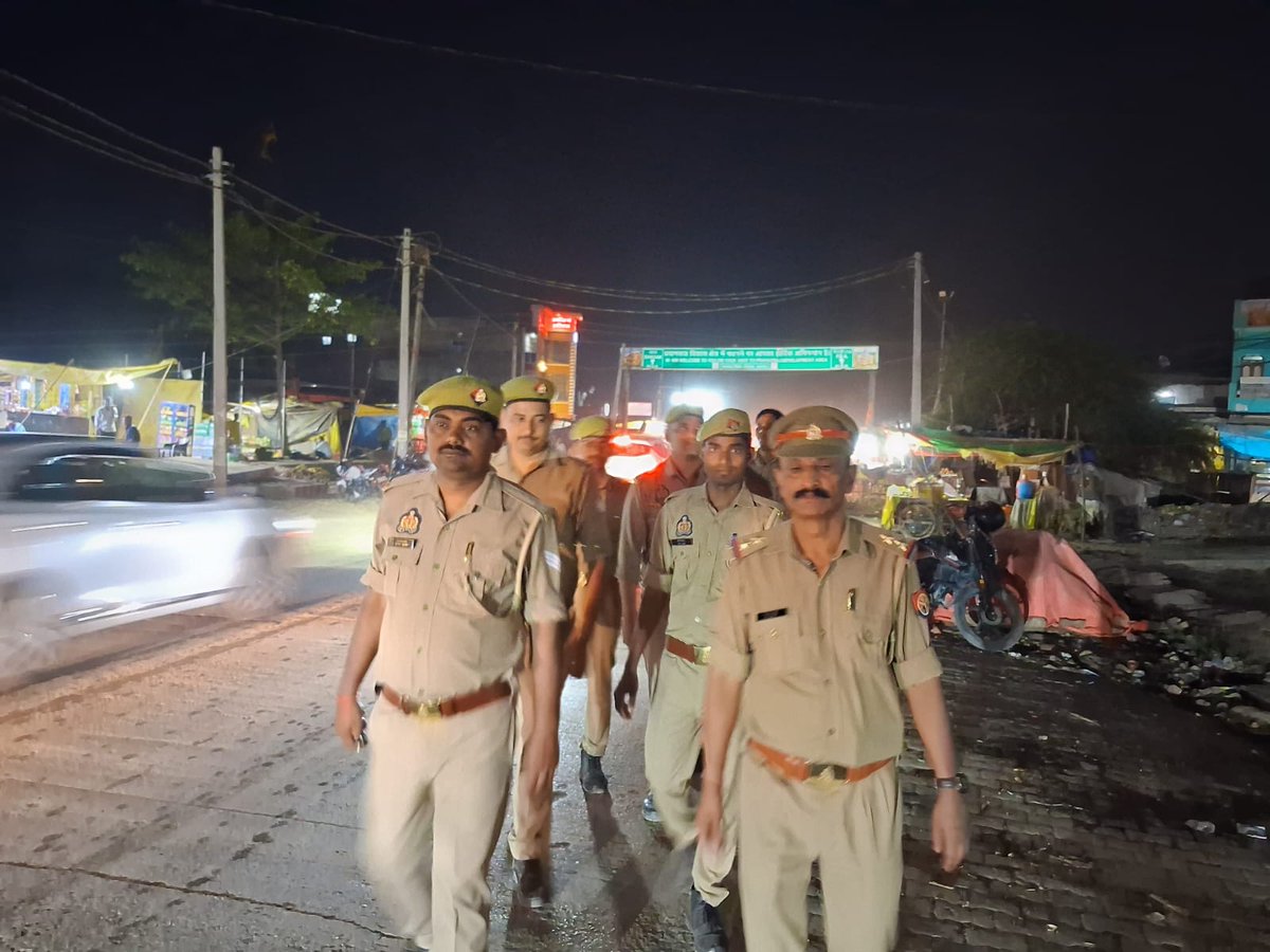 kaushambipolice's tweet image. जनपद में शांति एवं कानून व्यवस्था को सुदृढ़ बनाए रखने हेतु #SP_कौशाम्बी के निर्देशन में थाना पिपरी पुलिस टीम द्वारा भीड़भाड़ एवं मिश्रित आबादी वाले क्षेत्र में पैदल गस्त की गई तथा आमजनमानस को भयमुक्त माहौल के लिए आश्वस्त किया गया। 
#UPPolice 
#kaushambipolice