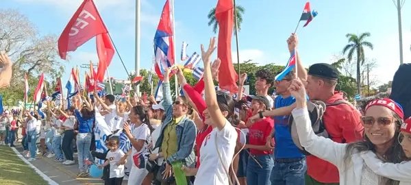 Las organizaciones más jóvenes de #SanctiSpíritusEnMarcha estuvieron presentes en el desfile por el #1deMayo, cerrando con sonrisas y compromiso, demostrando que #LaPatriaSeDefiende con la convicción de que nuestro Comandante en Jefe está más vivo en el año de su centenario.