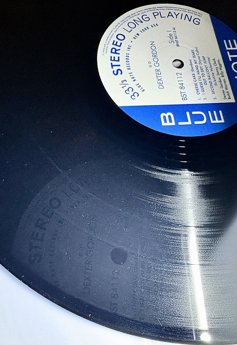 BasedOnWonder's tweet image. @bluenoterecords #DexterGordon Go, 2021 press. Never have I seen this on vinyl before nor had my local record shop owner. No, this is not a reflection, it has ‘ghosted’ itself over the grooves.

#BlueNote #Jazz #Vinyl #GhostLabel